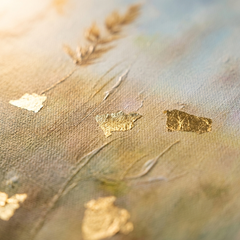Makro detail ručně malovaných impasto tahů akrylovou barvou na povrchu květů, viditelná textura a reliéfní struktura obrazu.