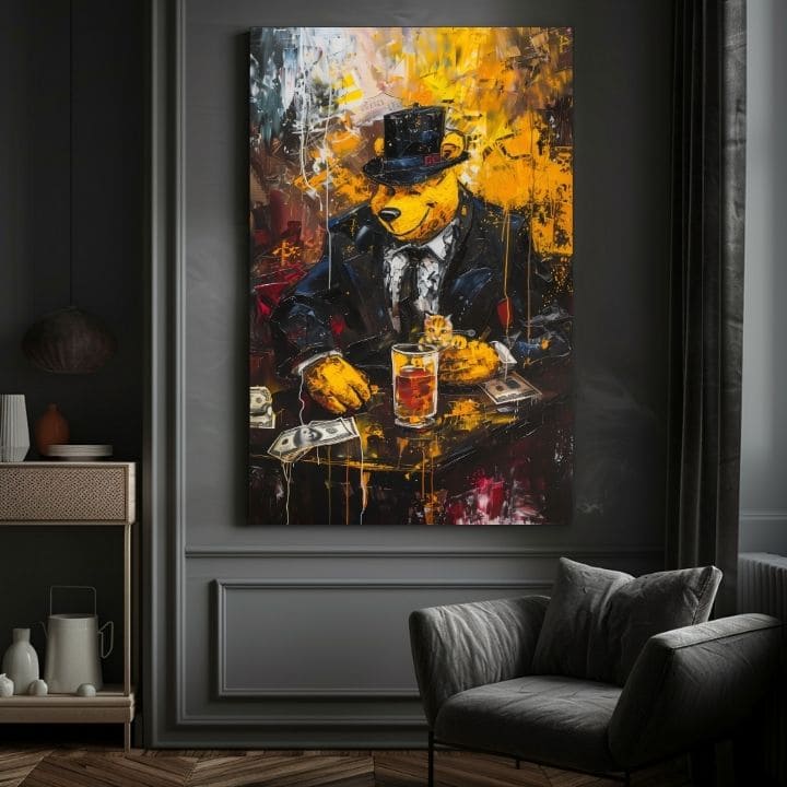 Umělecké dílo s medvědem v obleku a kočkou, v moderním interiéru nad dřevěnou konzolí s vázou a svíčkou, dodává místnosti styl a eleganci Papilora.