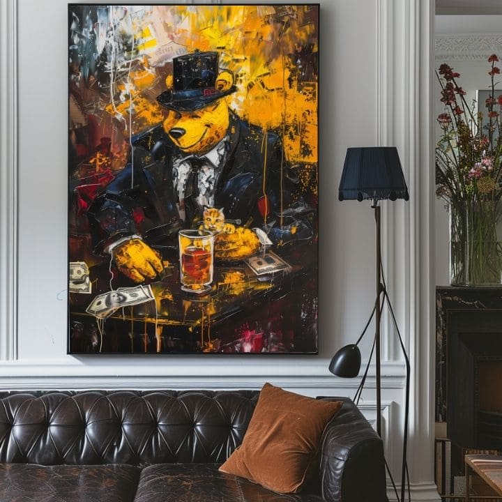Umělecké dílo s medvědem v obleku a kočkou, v moderním interiéru nad dřevěnou konzolí s vázou a svíčkou, dodává místnosti styl a eleganci Papilora.