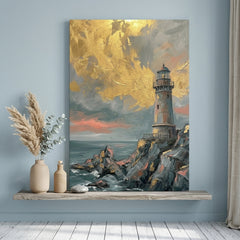 Obraz majáku na skalnatém útesu v rozbouřeném moři v moderním obývacím pokoji nad dřevěnou komodou s dekoracemi.