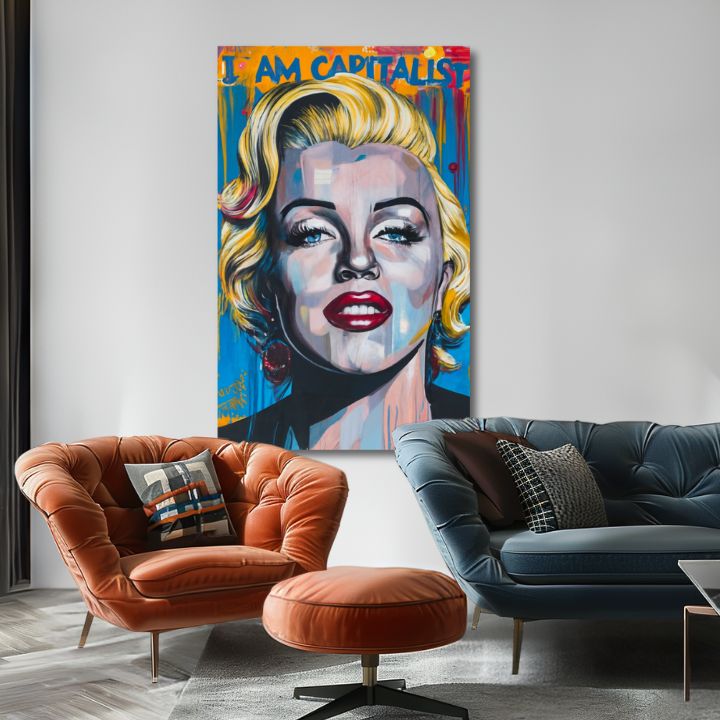Umělecké dílo s portrétem Marilyn Monroe v pop-art stylu visí v moderním interiéru nad dřevěnou konzolí s vázou a svíčkou, dodávající prostoru šmrnc Papilora.