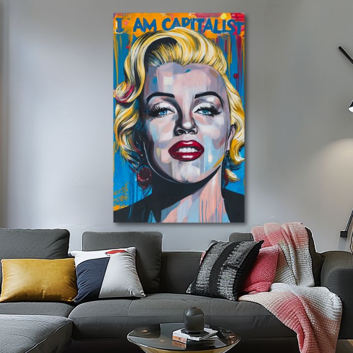 Umělecké dílo s portrétem Marilyn Monroe v pop-art stylu visí v moderním interiéru nad dřevěnou konzolí s vázou a svíčkou, dodávající prostoru šmrnc Papilora.