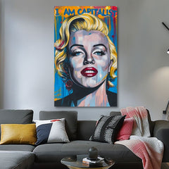 Umělecké dílo s portrétem Marilyn Monroe v pop-art stylu visí v moderním interiéru nad dřevěnou konzolí s vázou a svíčkou, dodávající prostoru šmrnc Papilora.