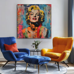 Umělecké dílo s portrétem Marilyn Monroe v pop-art stylu visící v moderním interiéru nad dřevěnou konzolí s vázou a svíčkou Papilora.