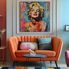 Umělecké dílo s portrétem Marilyn Monroe v pop-art stylu visící v moderním interiéru nad dřevěnou konzolí s vázou a svíčkou Papilora.