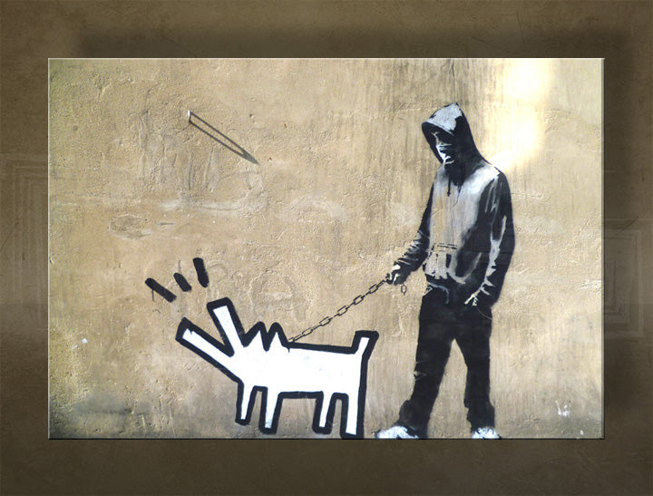 Umělecký tisk na plátně zobrazuje graffiti muže v mikině s kapucí, který drží na řetězu stylizovaného psa na béžové zdi, Papilora.