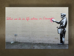 Klasický obraz na plátně s motivem Street ART – Banksy, muž v obleku, krajina, moře a pláž v fialovo-modrých odstínech, kontemplativní atmosféra – hlavní