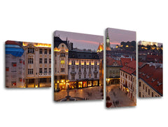 Noční panorama města s osvětlenými budovami a náměstím, rozdělené do čtyř dílů, je zobrazeno na plátně s viditelným dřevěným rámem Papilora.