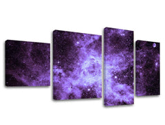 Na plátně je zobrazená fialová galaxie plná hvězd a mlhovin, s viditelným dřevěným rámem Papilora.