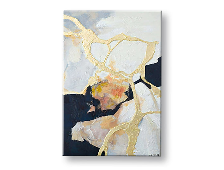 Detailní pohled na abstraktní kompozici se zlatými, bílými a tmavě modrými prvky, s viditelnou texturou Papilora.