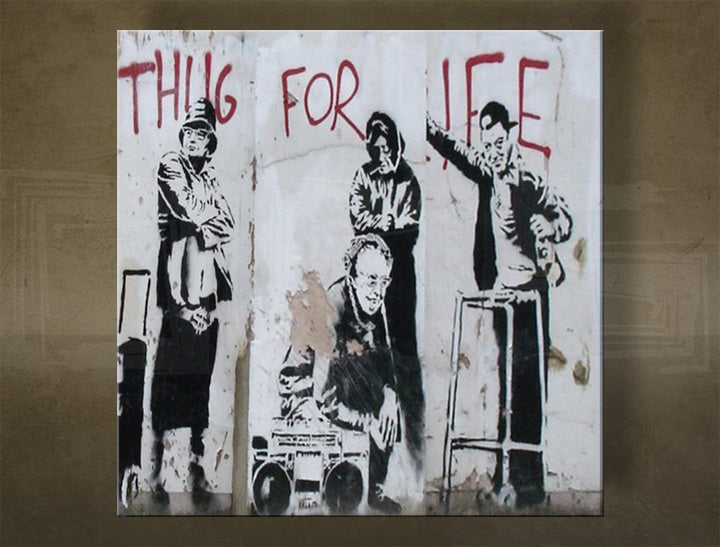 Na plátně je zobrazeno graffiti s nápisem „THUG FOR LIFE“ a čtyřmi postavami v černobílém provedení, připomínající Banksyho styl, Papilora.