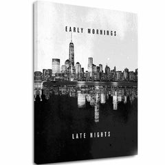 Černobílý tisk panoramy New Yorku s odrazem a textem „EARLY MORNINGS“ a „LATE NIGHTS“ na plátně s viditelným dřevěným rámem Papilora.