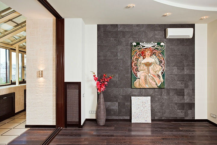 Pop art obraz na plátně s motivem F. CHAMPENOIS IMPRIMEUR-ÉDITEUR – Alfons Mucha, květy, příroda v zeleno-červených odstínech zavěšený v interiéru obývacího pokoje – interiér