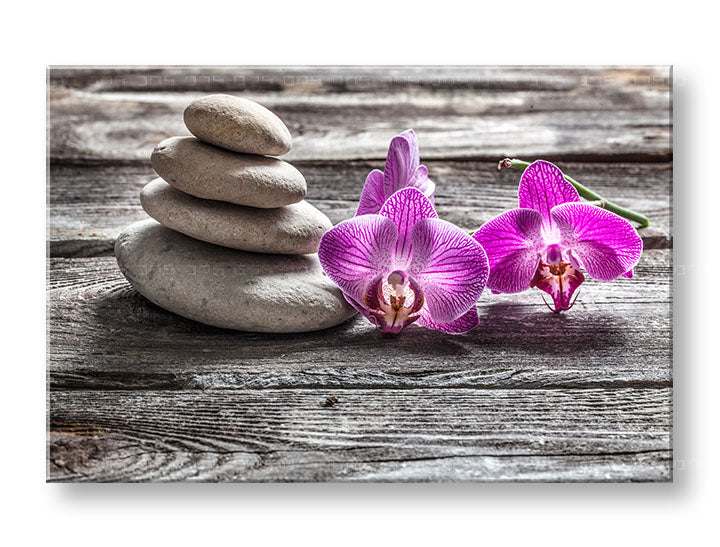 Nástěnný obraz s vyrovnanými kameny a květy orchidejí v moderním interiéru nad dřevěnou konzolí, Papilora.
