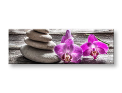 Nástěnný obraz s motivem zenových kamenů a fialových orchidejí zdobí moderní interiér nad dřevěnou konzolí Papilora.