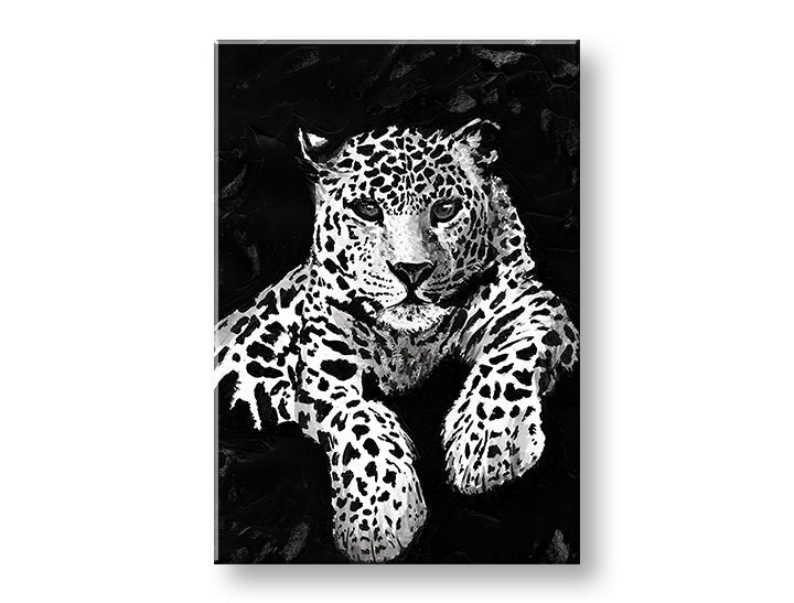 Obraz s černobílým leopardem visí v moderním interiéru nad dřevěnou konzolí s vázou a svíčkou Papilora.