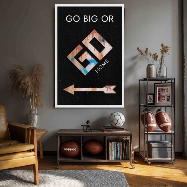 Obraz s nápisem „GO BIG OR GO HOME“ a šipkou visí v moderním interiéru nad dřevěnou konzolí s vázou a svíčkou Papilora.