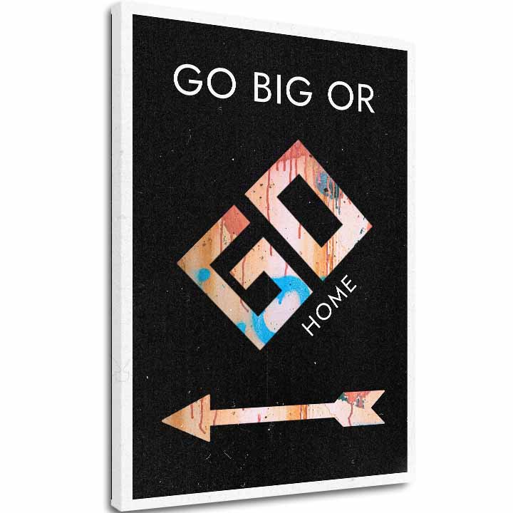 Plátno s motivačním citátem „GO BIG OR GO HOME“ a šipkou na černém pozadí, s viditelným dřevěným rámem Papilora.