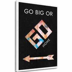 Plátno s motivačním citátem „GO BIG OR GO HOME“ a šipkou na černém pozadí, s viditelným dřevěným rámem Papilora.