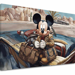 Obraz na plátně zobrazuje Mickey Mouse v hnědé bundě a červeném motýlku, sedícího v modrém autě s kufry v pouštní krajině, Papilora.