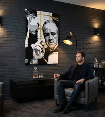 Umělecké dílo s portrétem Kmotra visící v moderním stylovém interiéru nad dřevěnou konzolí s vázou a svíčkou, Papilora.
