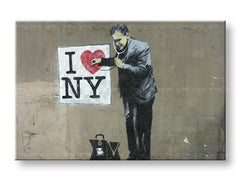 Obraz na plátně zobrazuje muže se stetoskopem poslouchajícího srdce v nápisu 'I love NY' na šedé zdi, Papilora.