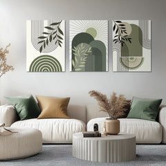 Moderní triptych s abstraktními oblouky a rostlinnými motivy v zelených tónech, zavěšený nad dřevěnou konzolí s vázou a svíčkou, Papilora.