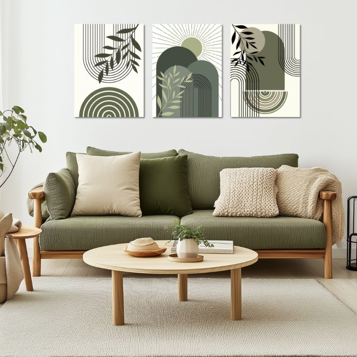 Moderní triptych s abstraktními oblouky a rostlinnými motivy v zelených tónech, zavěšený nad dřevěnou konzolí s vázou a svíčkou, Papilora.