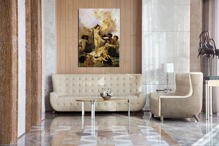 Vintage obraz na plátně s motivem ZRODENIE VENUŠE - William Bouguereau, moře, obloha, mapa v krémovo-zlatých odstínech zavěšený v interiéru obývacího pokoje – interiér