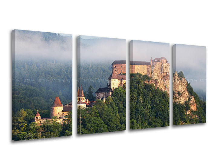 Čtyřdílný obraz na plátně zobrazuje majestátní Oravský hrad tyčící se nad mlžným údolím, obklopený zelenými stromy, Papilora.