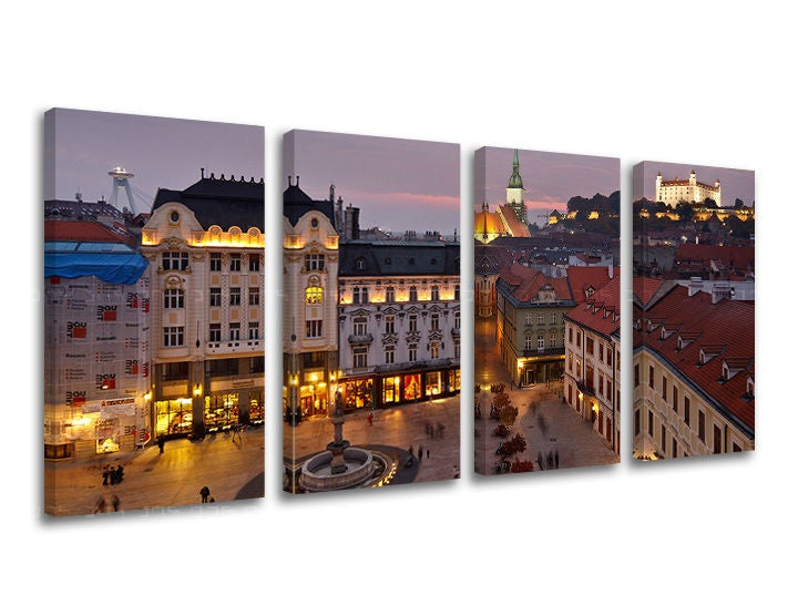 Na plátně je zachyceno panoráma Bratislavy za soumraku s osvětlenými budovami a Bratislavským hradem v dálce, vše v odstínech fialové a oranžové Papilora.