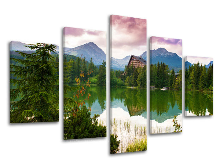 Pohled na Štrbské pleso s hotelem a horami v pozadí, zachycený na pěti dílech plátna s viditelným dřevěným rámem, Papilora.