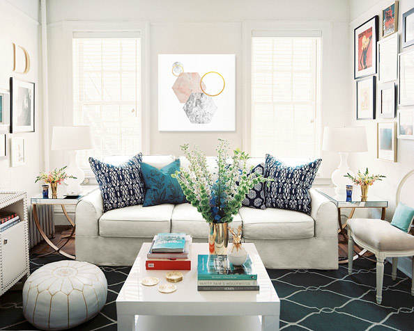 Industriální obraz na plátně s motivem Rejected Wheel v bílo-modrých odstínech zavěšený v interiéru obývacího pokoje, klidná atmosféra, minimalismus – interiér