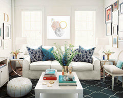 Industriální obraz na plátně s motivem Rejected Wheel v bílo-modrých odstínech zavěšený v interiéru obývacího pokoje, klidná atmosféra, minimalismus – interiér