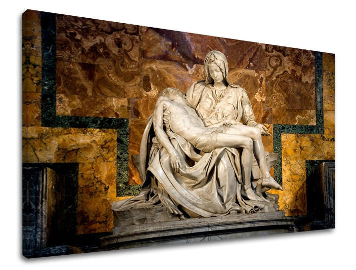 Detailní tisk Michelangelovy Piety na plátně s viditelným dřevěným rámem, zachycující Pannu Marii držící tělo Ježíše, na pozadí mramorové stěny v hnědých a zelených tónech Papilora.