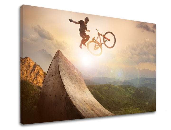 Klasický obraz na plátně s motivem CYKLISTIKA, hory, obloha, inspirativní motiv, krajina v oranžovo-zelených odstínech, energická atmosféra, vhodný do kanceláře – hlavní