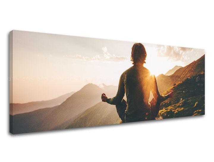 V boho stylu obraz na plátně s motivem JOGA, hory, slunce, obloha, inspirativní motiv v oranžovo-zlatých odstínech, klidná atmosféra, vhodný do obývacího pokoje – produkt