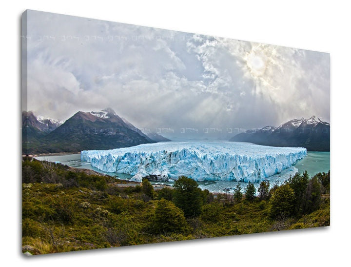 Detailní tisk ledovce Perito Moreno s modrými a zelenými odstíny na plátně s viditelným dřevěným rámem Papilora.