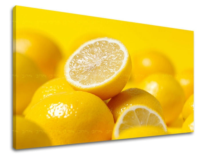 Detailní tisk na plátně zobrazuje hromadu žlutých citronů, z nichž jeden je rozpůlený, na zářivě žlutém pozadí Papilora.