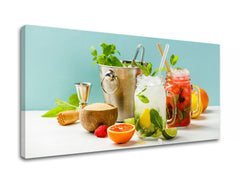 Na plátně je zobrazeno zátiší s osvěžujícími koktejly a ingrediencemi na světle modrém pozadí, Papilora.