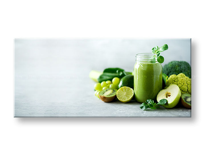 Obraz se zeleným smoothie a čerstvým ovocem visí v moderním interiéru nad dřevěnou konzolí s vázou a svíčkou, Papilora.