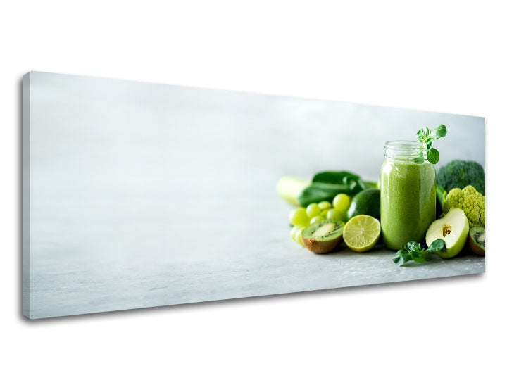 Detailní náhled na zelené smoothie ve sklenici s čerstvými ingrediencemi, jako je kiwi, limetka a jablko, Papilora.