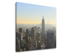 Nádherný tisk panorámatu New Yorku s dominantní budovou Empire State Building v popředí, zobrazený na plátně s viditelným dřevěným rámem, Papilora.