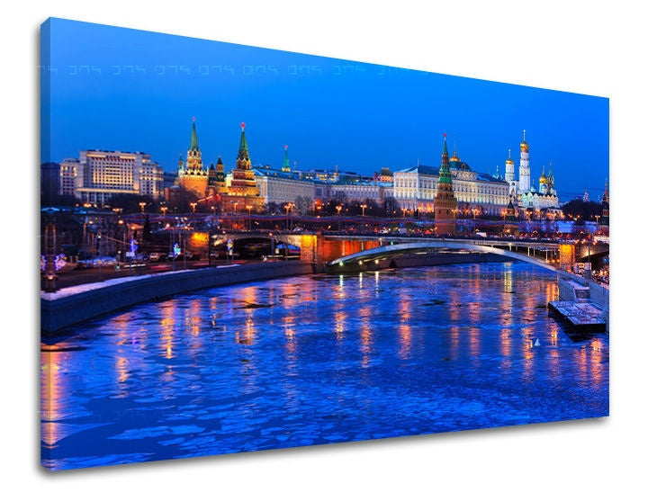 Na plátně je zachyceno noční panorama Moskvy s osvětleným Kremlem a zamrzlou řekou, dominují modré a zlaté barvy Papilora.