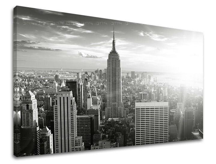 Černobílý tisk na plátně zachycuje ikonické panorama New Yorku s Empire State Building, viditelný je dřevěný rám Papilora.