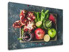 Na plátně je zobrazeno dřevěné prkénko plné čerstvého ovoce a zeleniny, včetně granátových jablek, limetek, jablek a dvou sklenic smoothie, vše na tmavém pozadí Papilora.