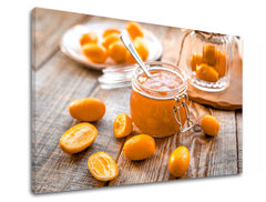 Na plátně je vyobrazen džem z kumquatu ve sklenici s čerstvými plody na dřevěném stole, v teplých oranžových a hnědých tónech Papilora.