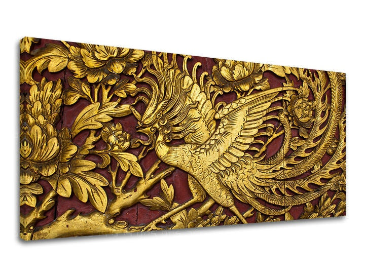 Na tomto plátně je zobrazen zlatý fénix s roztaženými křídly a bohatým ocasem, obklopený květinovými ornamenty na tmavě červeném pozadí, Papilora.