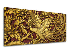Na tomto plátně je zobrazen zlatý fénix s roztaženými křídly a bohatým ocasem, obklopený květinovými ornamenty na tmavě červeném pozadí, Papilora.