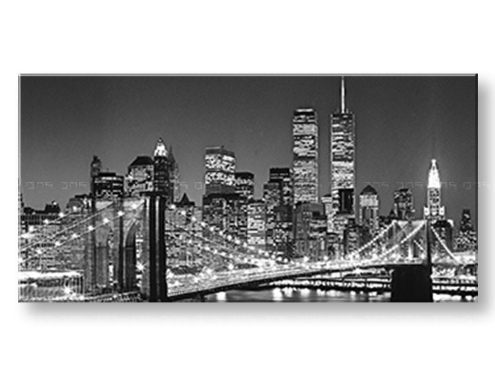 Detailní pohled na tisk s nočním panoramatem New Yorku, kde jsou vidět osvětlené budovy a most, s patrnou texturou plátna Papilora.